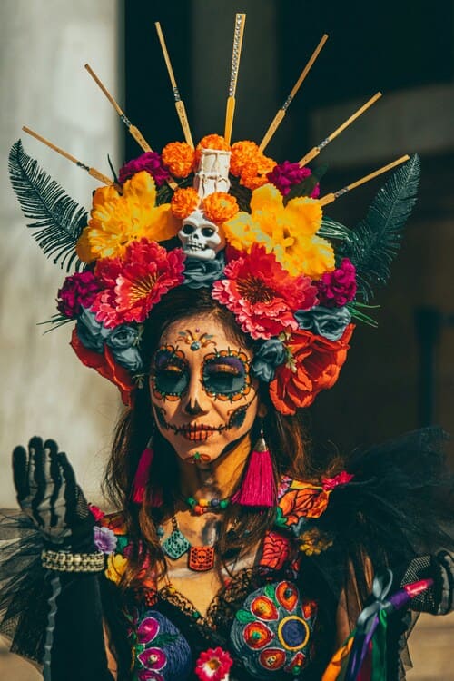 donna vestita in onore del Día de los Muertos